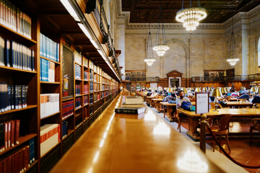 Guía completa para estudiar en el exterior en 2025: destinos, requisitos y becas Fan Yang UPFH9zZxQC0 Unsplash 1024x683